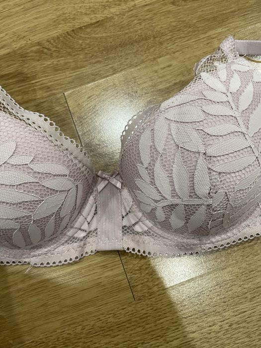 Piękny biustonosz z przedłużaną koronką 75B