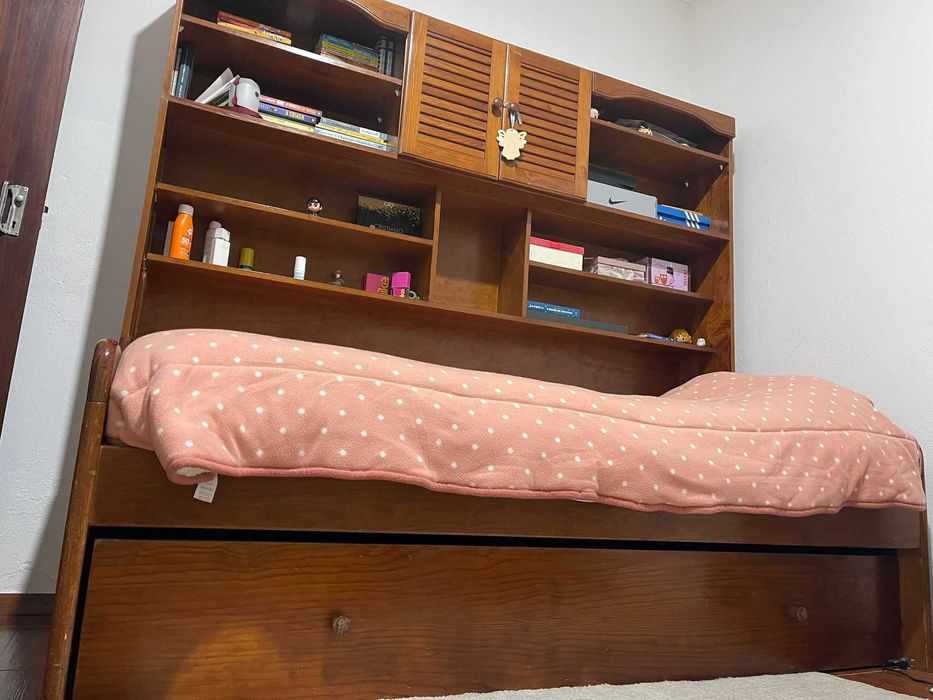 Cama dupla de solteira, estrados e colchão