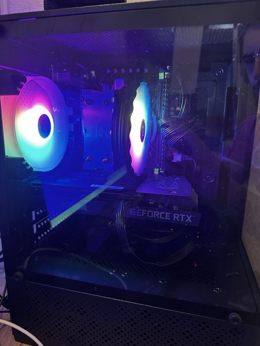 Torre gaming com rato e teclado