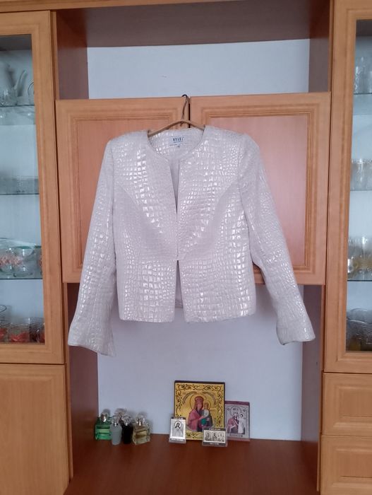 Піджак жіночій, білого кольору,в дуже гарному стані.