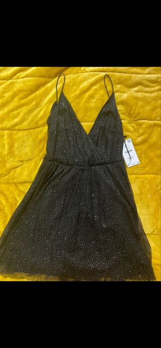 Diversas roupas em estado novo para senhoras