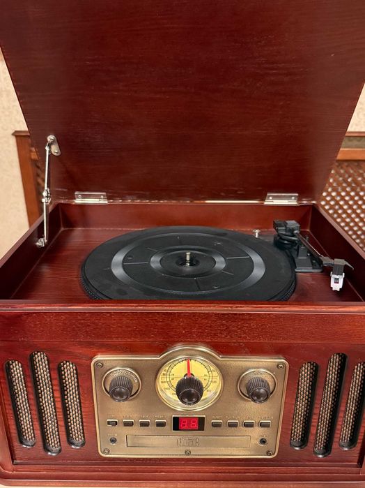 Ретро програвач. CLASS 1 LASER PRODUCT.