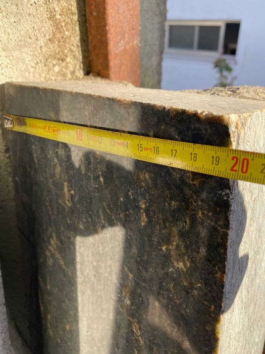 Tira de Granito Escuro com Reflexos Dourados