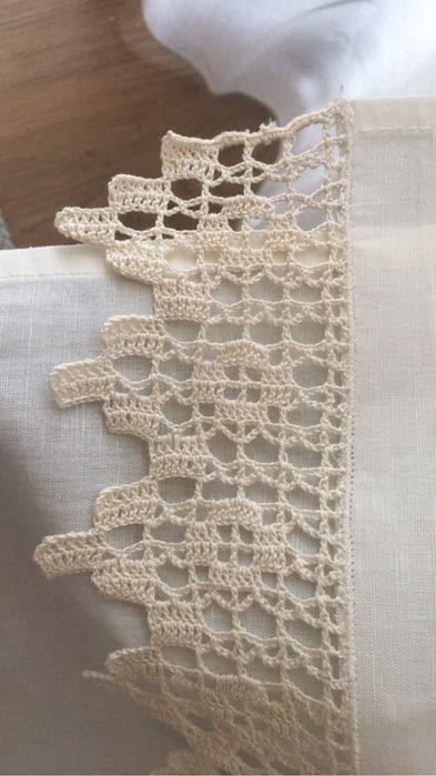 Duas lindas cortinas novas feitas em linho e croche