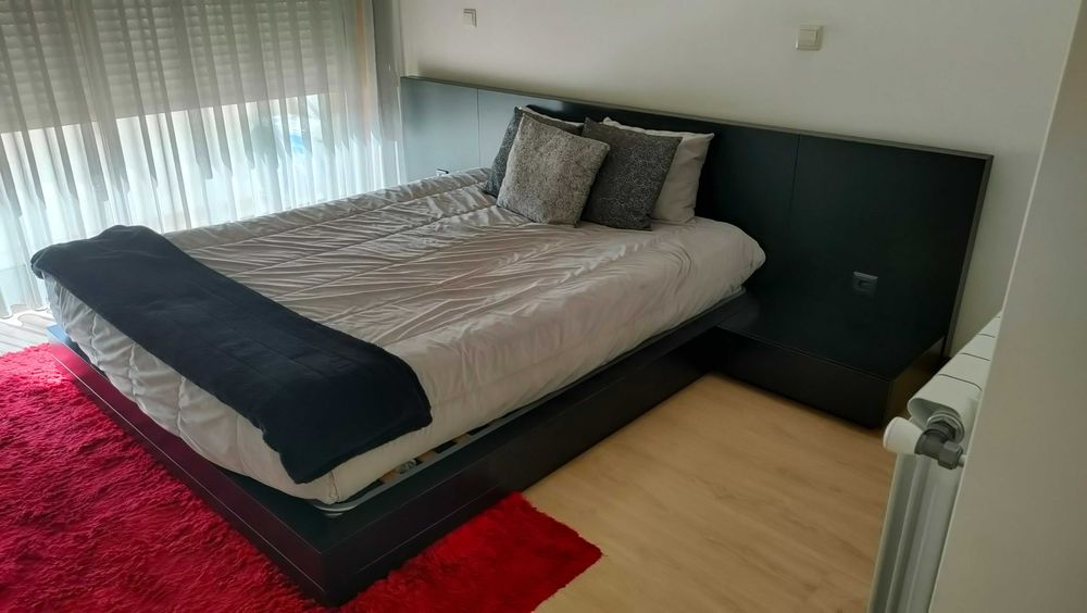 Cama de casal + 2 mesinhas