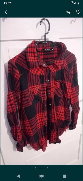 Koszula w kratę.