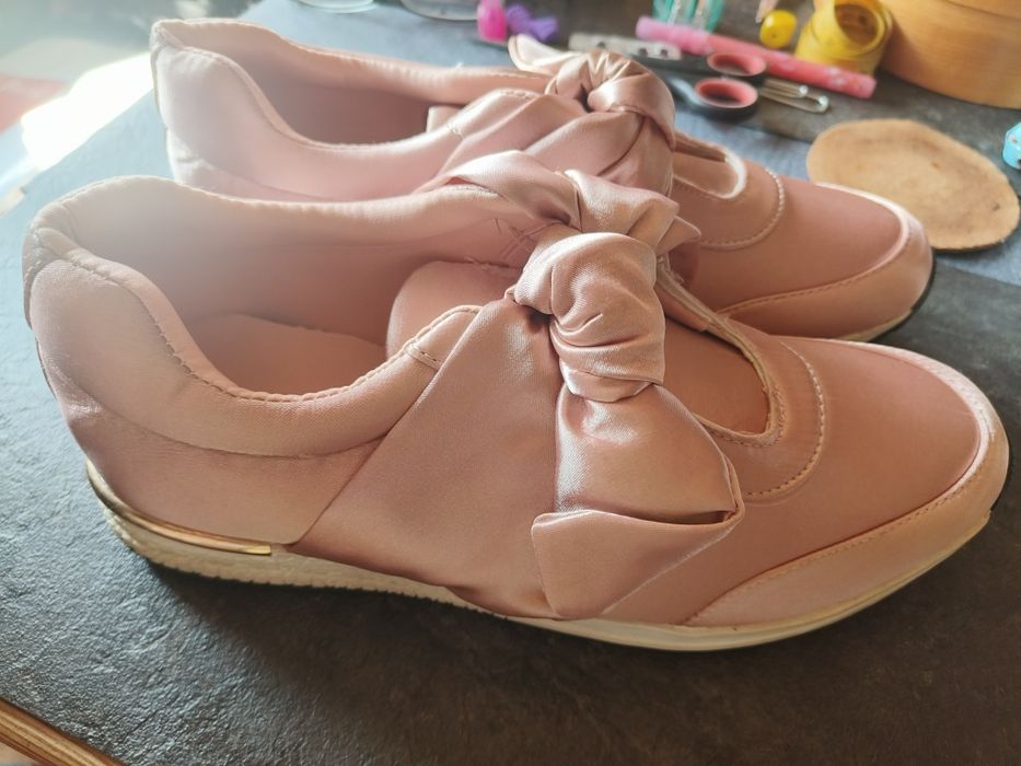 Piękne nowe adidasy w kolorze brudnego różu