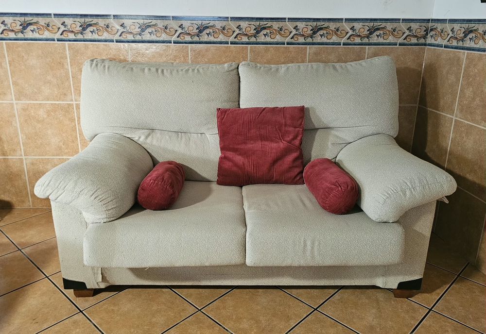 Sofá Beje de 2 Lugares Usado