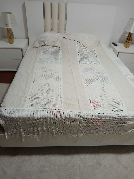 Colcha com duas almofadas  em renda e linho caseiro