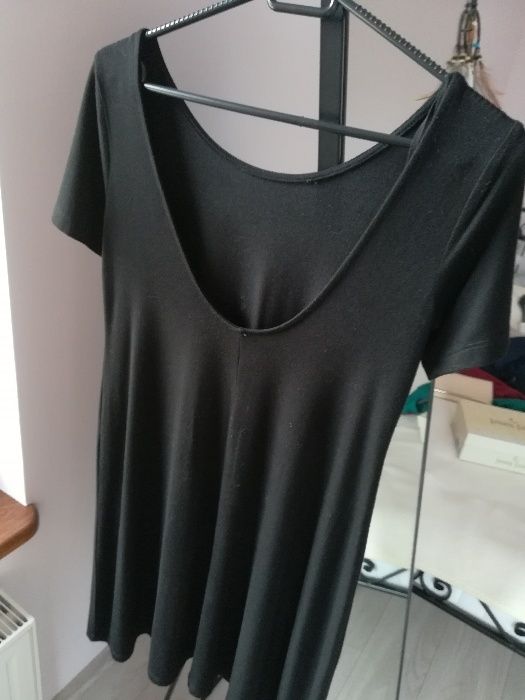 Czarna sukienka Stradivarius