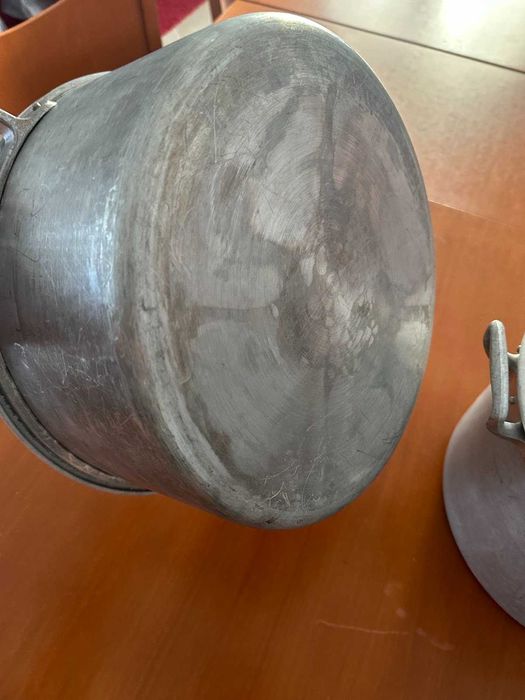 Tacho e panela de alumínio usados uma vez