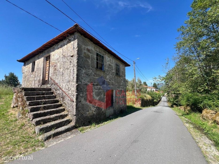 Conjunto de 2 moradias e terreno em Celorico de Basto