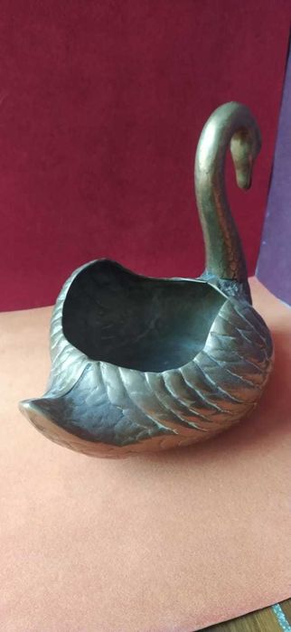 Кашпо в форме лебедя