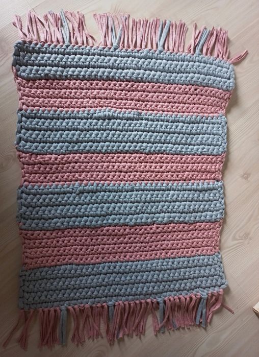 Tapete em Trapilho cinza e rosa