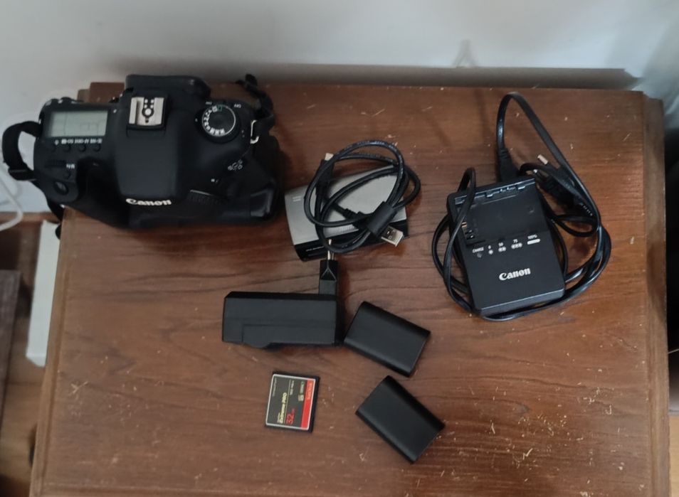 Canon 7d + grip + 2 baterias + 2 cartoes
