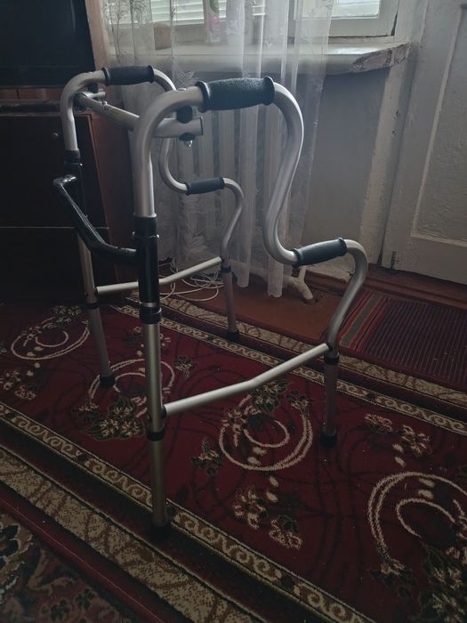 Продам ходунки шагающие для инвалидов и пожилых людей.