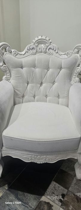 Conjunto de poltronas em madeira robustas