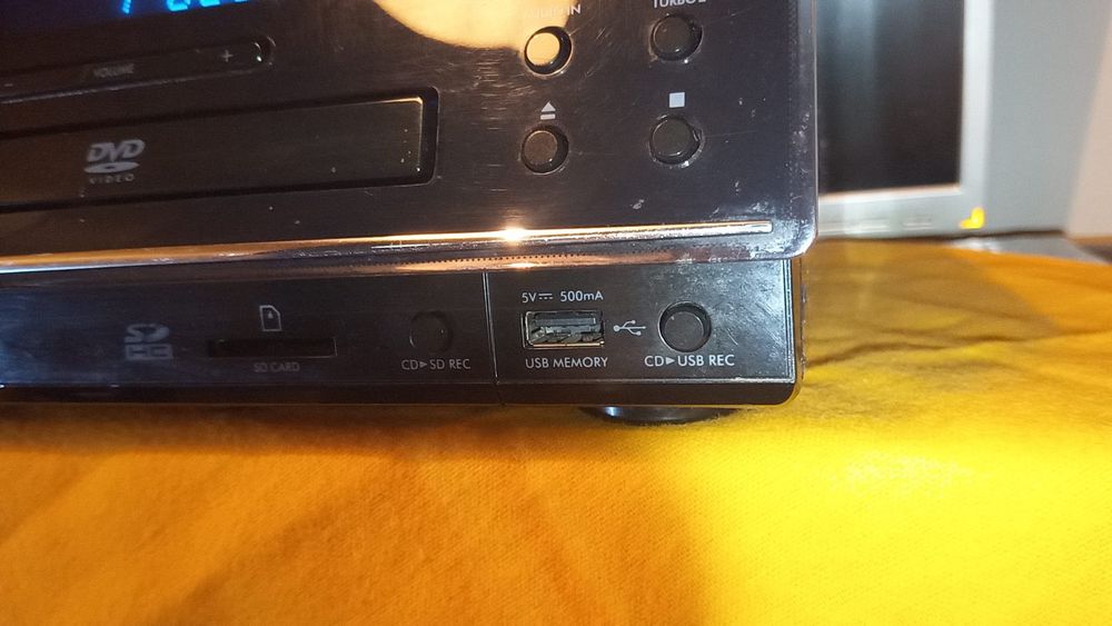 Amplificador com leitor de CDs e DVD's e pen