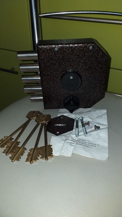 Продам накладной замок Сенат с ночником задвижкой.