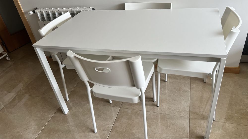 Mesa branca, 125x74 cm / com 4 cadeiras