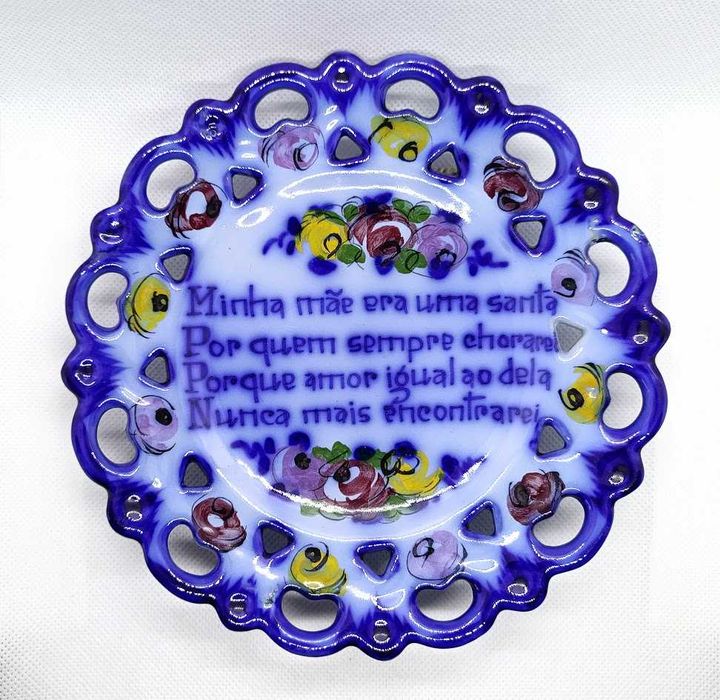 Pratinho em faiança de Alcobaça com dizer popular