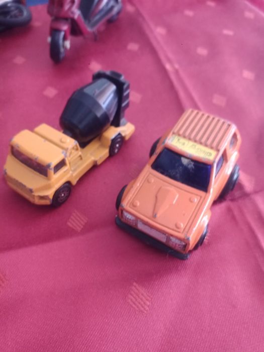 Carrinhos Corgi e duas motas