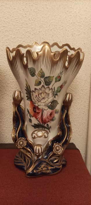 Par de jarras de altar em porcelana da Artibus