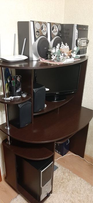 Кутовий стіл з надбудовою та полицями