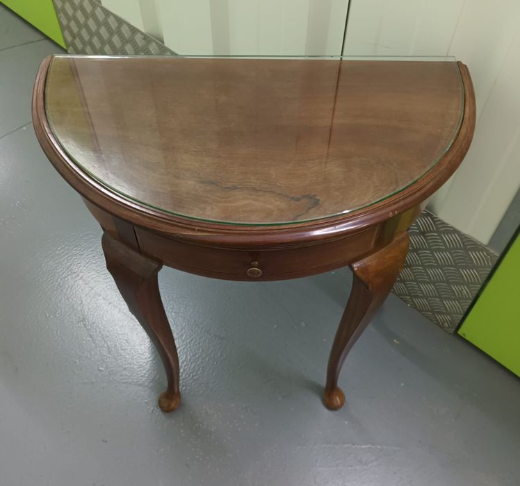Mesa de apoio clássica em madeira com tampo de vidro e gaveta