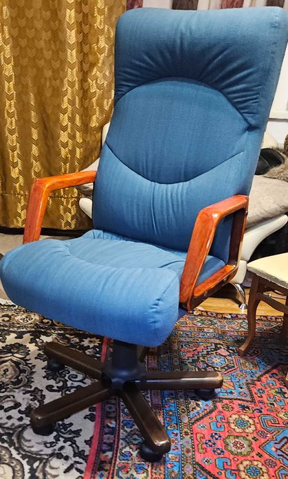 Офисное кресло с регулировкой высота и наклон