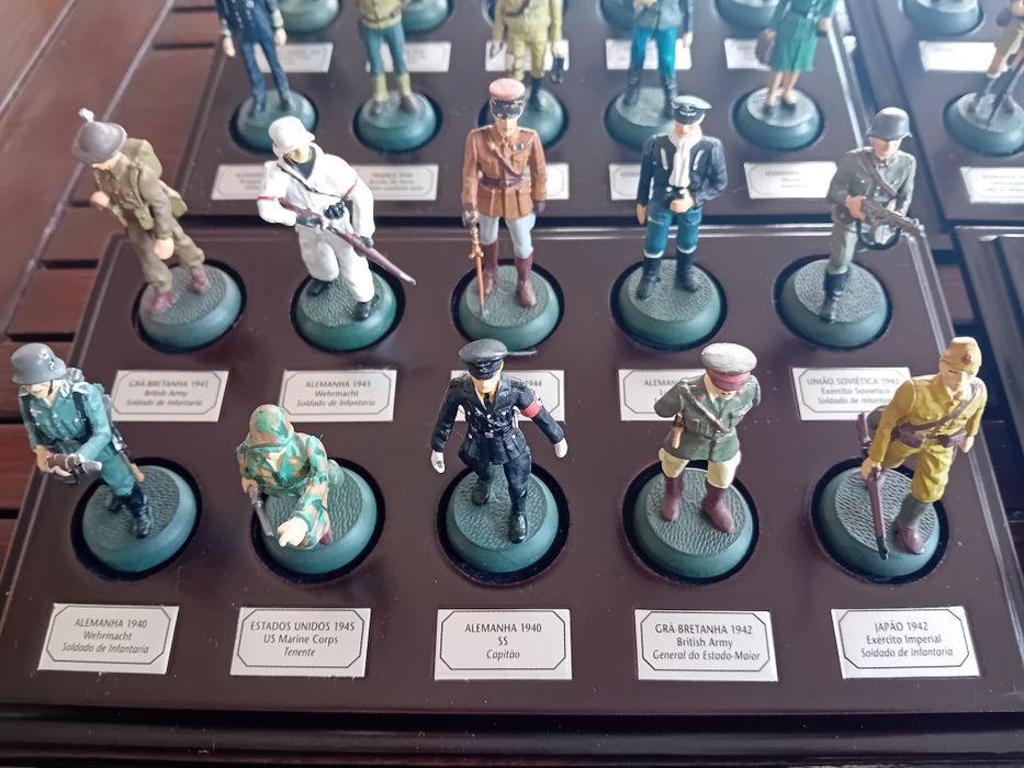 60 soldados em chumbo, segunda guerra mundial, com 6 bases/dispositores em madeira, discrição individual de cada soldado.
