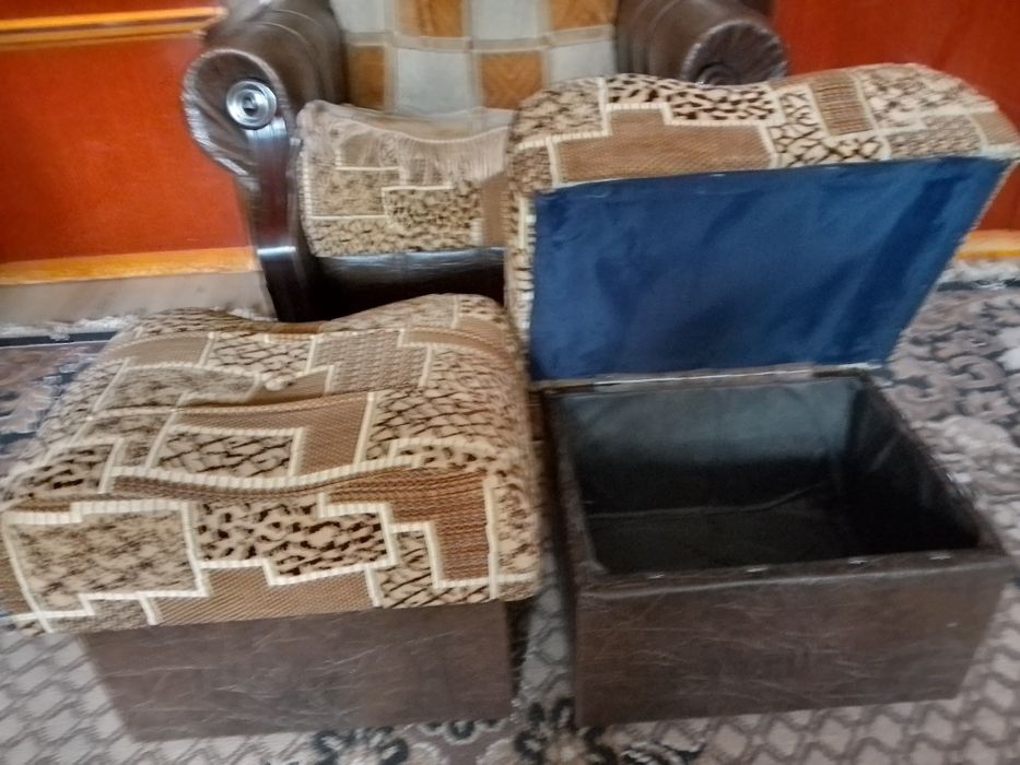 2   м'яких   пуфіка    в   гарному  стані ,  самовивіз