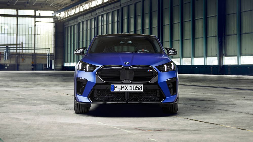 BMW X2 2023 niebieskie od przodu