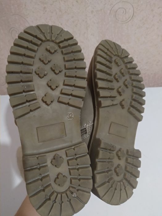 Продам демисезонные ботинки для девочки р. 31, стелька 20 см.