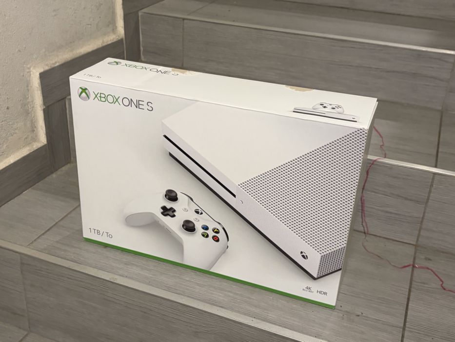 Microsoft Xbox One S 1T dwa pady stacja chlodzaca ładowanie padów