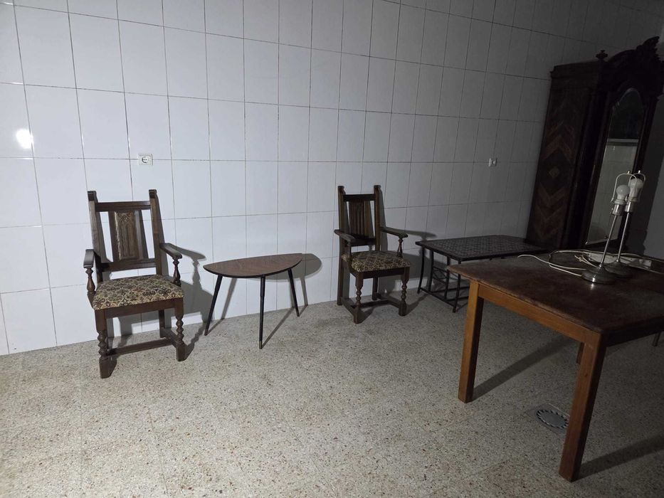 Vários móveis - armários, cadeiras, estantes, cama, mesas