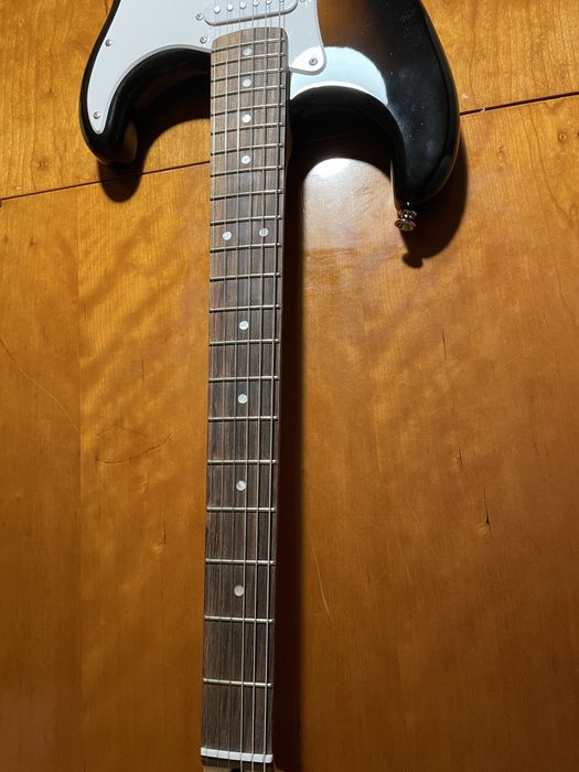 Guitarra Squier, by Fender.