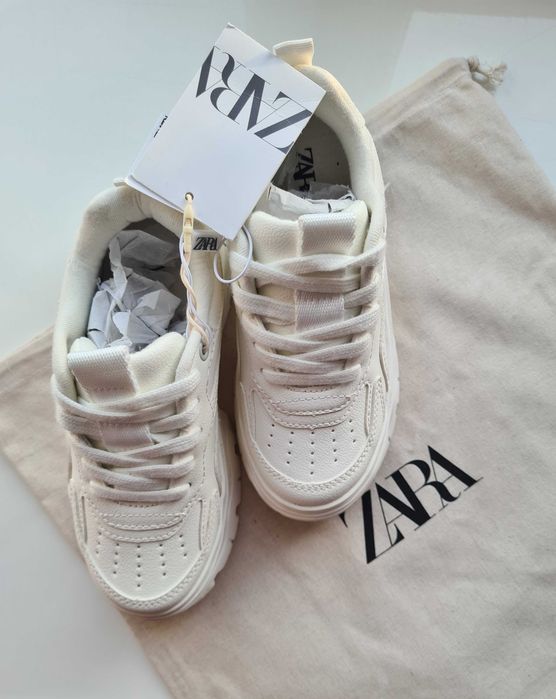 Білі кросівки с товстою підошвою
Розмір 29 (18,3 см)