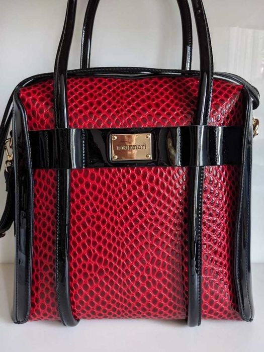 Elegancka torebka damska Monnari czerwono czarna wężowa Listonoszka