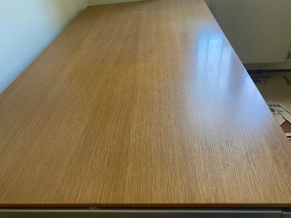 Mesa alumínio e tampo em carvalho. Marca JMM adquirida na loja Paris 7