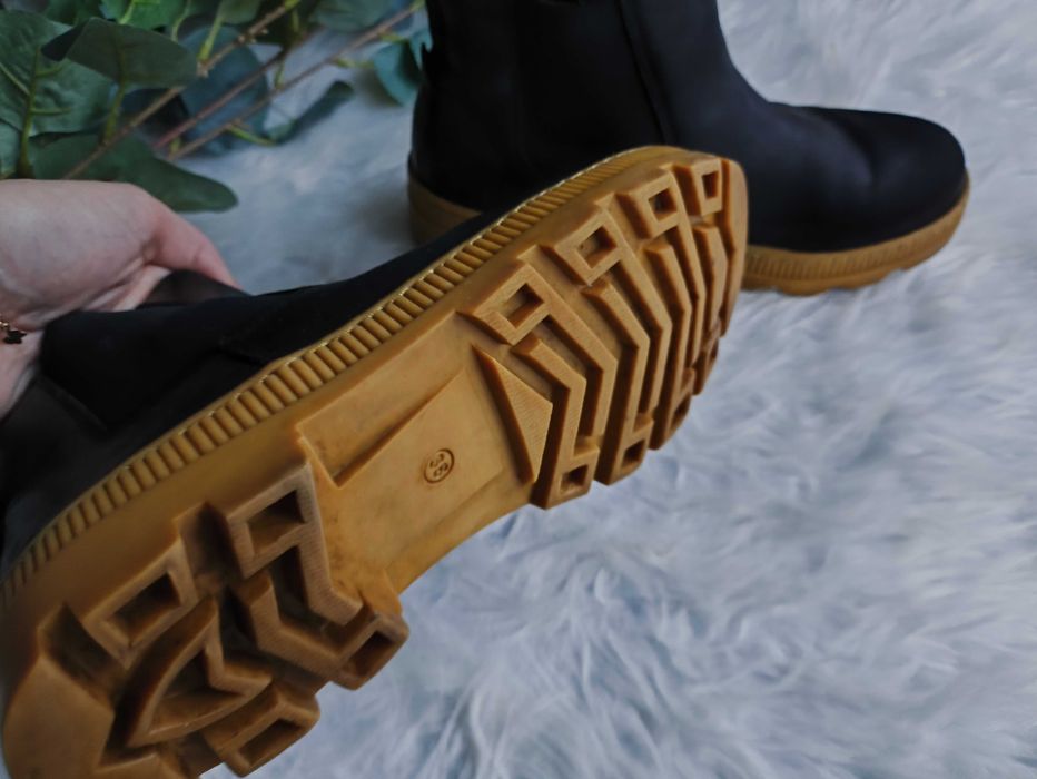 Krótkie skórzane botki, rozmiar 38.