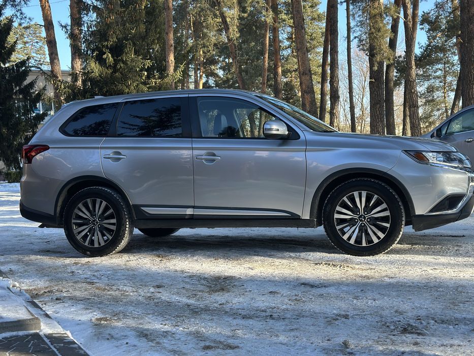 Mitsubishi Outlander 2020 року