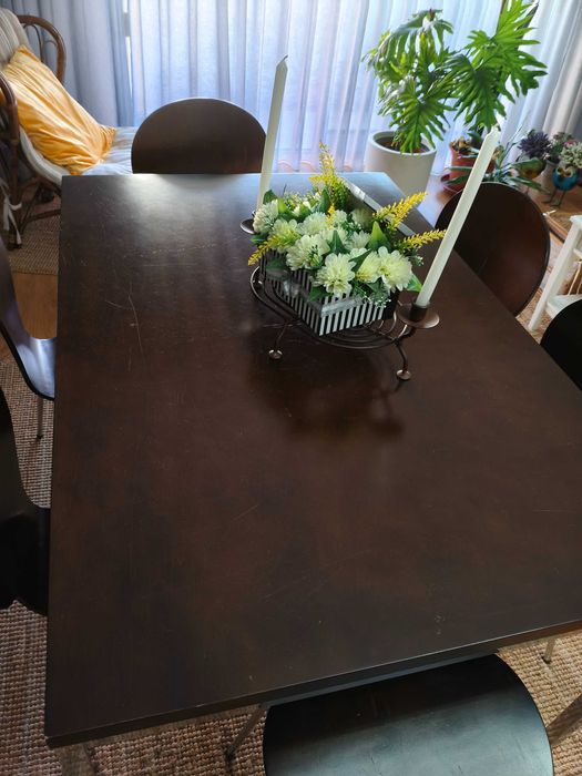 Conjunto : mesa e cadeiras