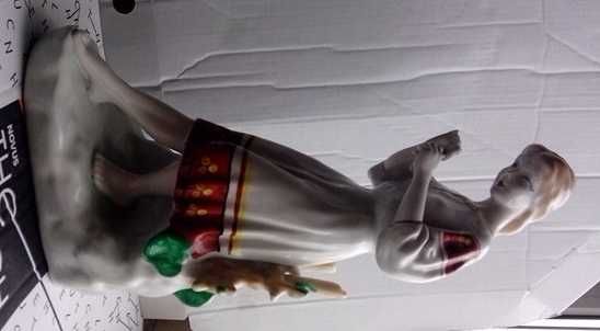 статуэтка фарфоровая