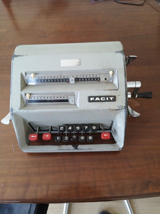 Máquina de calcular com fatura época