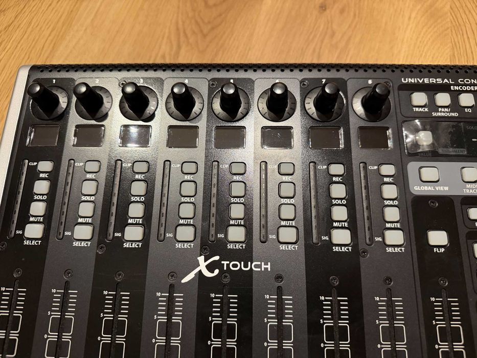 Behringer X-Touch kontroler MIDI