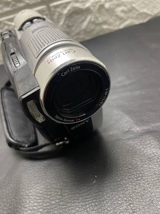 Цифровая видеокамера Sony Handycam DVD