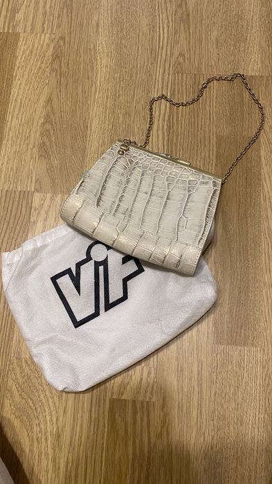 Бежевый женский клатч с золотой цепочкой