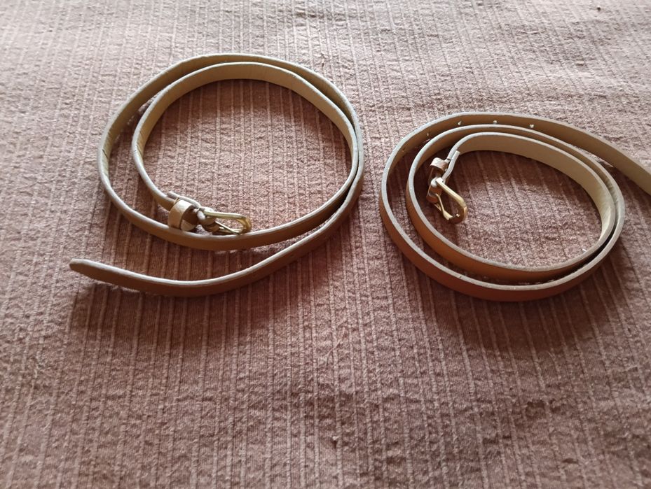 Dois cintos em camel