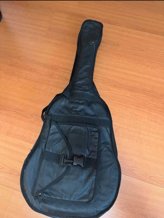 Guitarra da Carmen com capa protetora